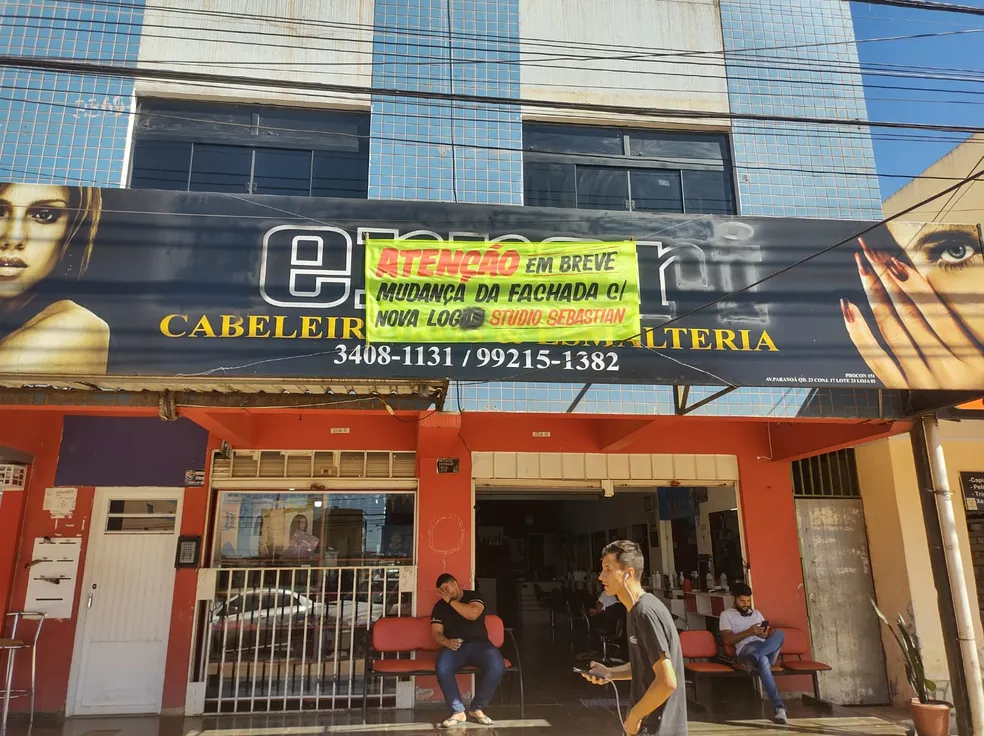 Imagem da fachada do antigo “Ferrari Cabeleireiros & Esmalteria” com aviso de mudança de nome após notificação da Ferrari.