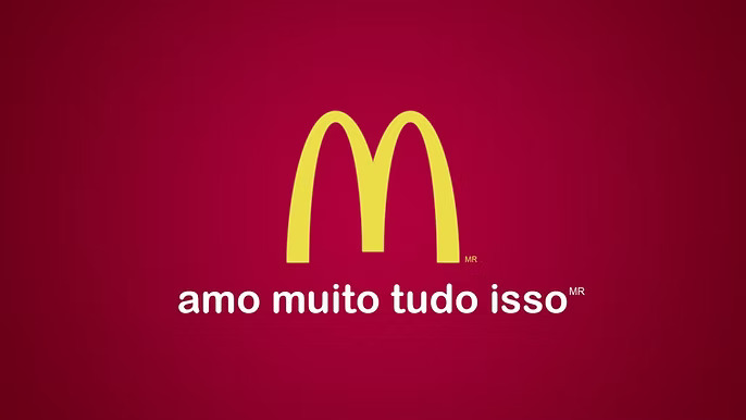 "Imagem com o símbolo do McDonald's em amarelo sobre fundo vermelho e o eslogan 'amo muito tudo isso' em branco, exemplo de uso de eslogan como elemento de marca."